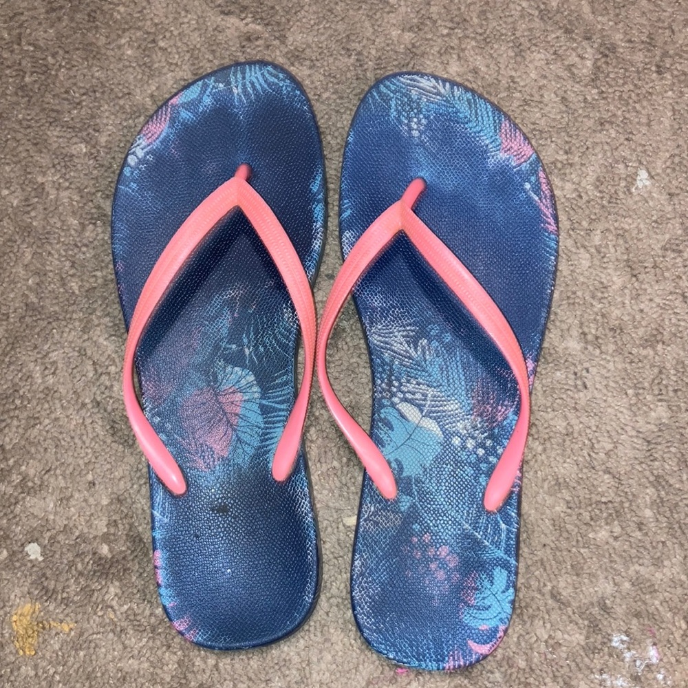 Blue flip flops with leaf pattern, very worn. Size 9-10. Got a them from Walmart